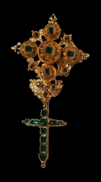 Cruz con broche en oro y esmeraldas (2007)