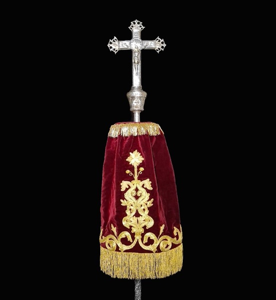 Cruz Parroquial: Orfebrería: Manuel de los Ríos (1990); Bordado: RRMM Comendadoras de Santiago (2007)