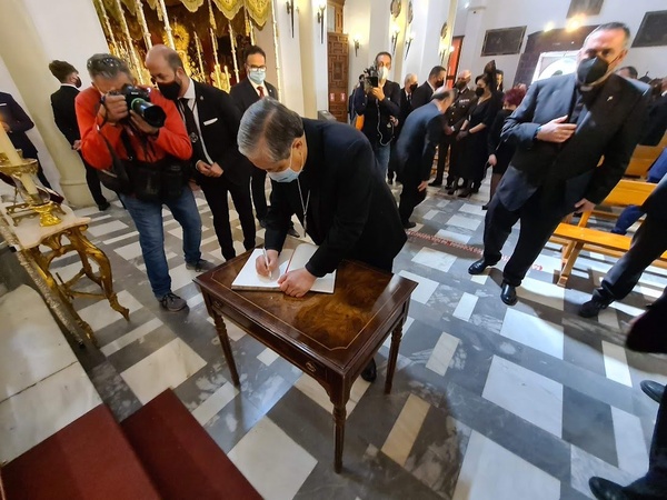 El Nuncio Apostólico en España, Monseñor Bernardito Auza, ora ante nuestros Sagrados Titulares (Viernes Santo, 2021)