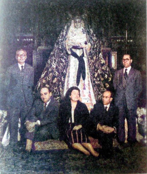 Doña Trinidad Morcillo, autora del Manto, en su bendición (1953)